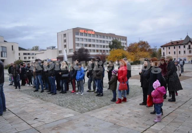 Мирен протест срещу стипендиите за тройки