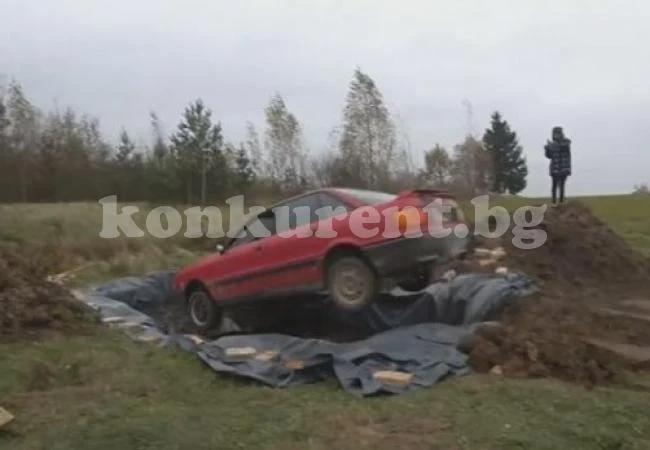 Дядо изкопа огромна дупка и я напълни с безалкохолно, за да ... (ВИДЕО)