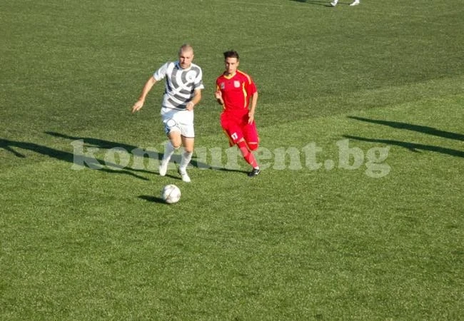 Кариана загря за дербито в Трета лига с 2:0 в Червен бряг