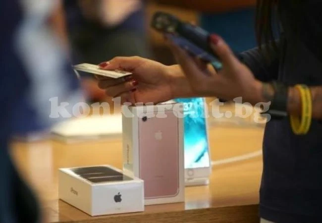 20 ухажори подариха по един iPhone 7 на любимата си, а тя след това направи нещо неочаквано