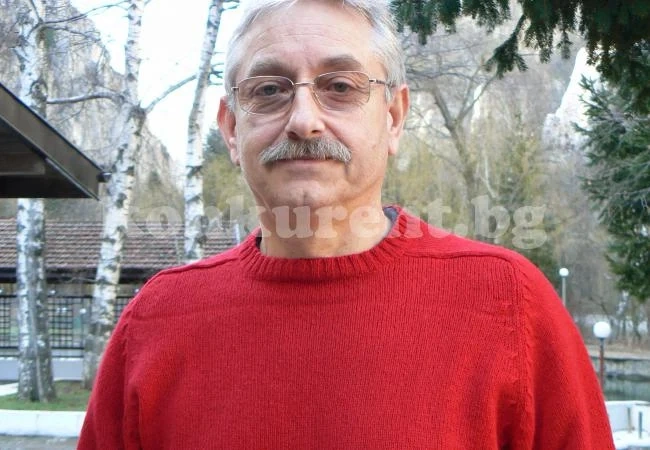 Издигат трибагреника над ферибота в Оряхово