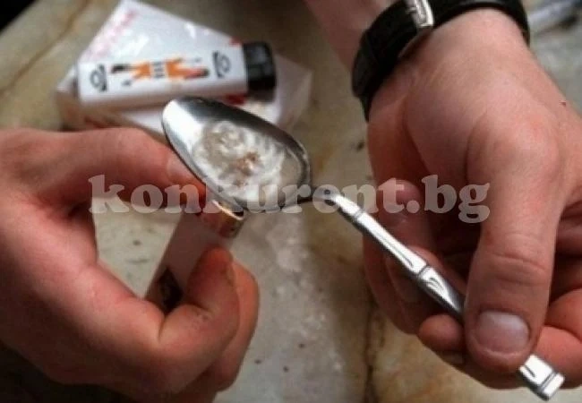 Лудост: Наркомани инжектираха децата си с хероин! Вижте защо