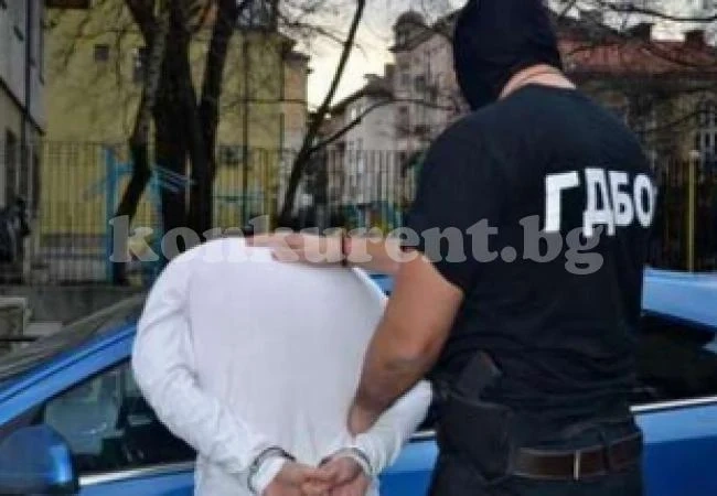 Закопчаха 18-годишен с канабис пред училище