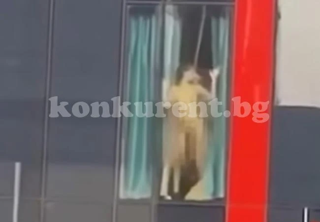 Разгорещена двойка прави секс срещу прозорец в центъра на... (ВИДЕО 18+)