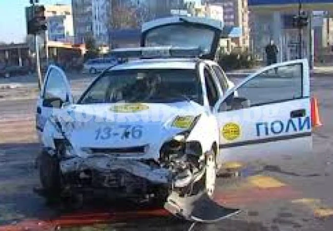 Видински полицай заби челно патрулка в бус