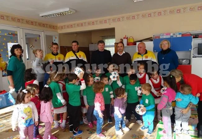 Учат на футбол хлапетата в градината в Чипровци, подариха им екипи и топки