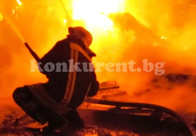 Горяха стопански постройки, пожарникарите местиха и дърво от селски път