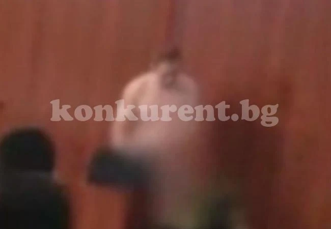 Преподавател остана пред студентите си както майка го е родила (ВИДЕО 18+)