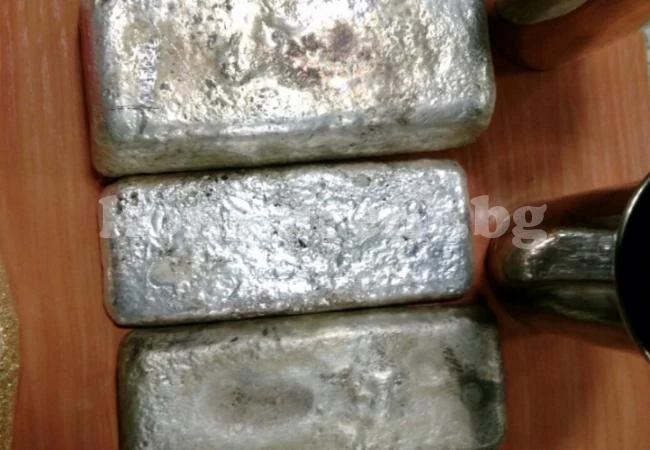 Митничари спипаха цяло съкровище в тайници на лека кола