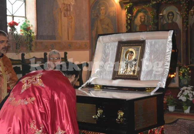 Във Вирове раздадоха курбан в местния храм