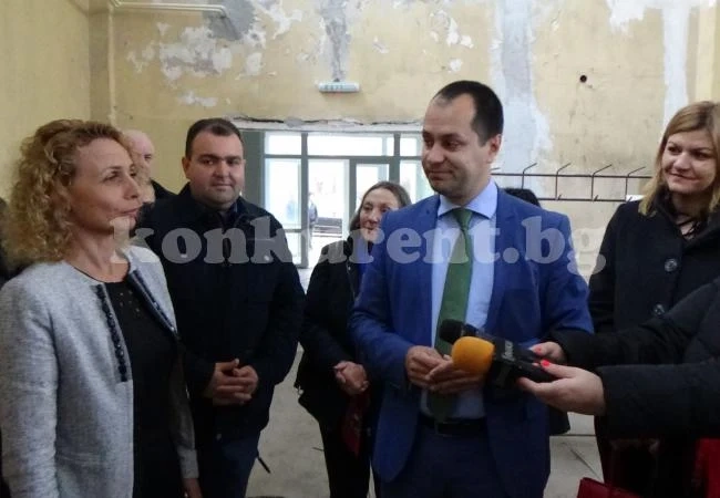ВИДЕО: Зам.-министър инспектира ремонта на лекоатлетическата писта