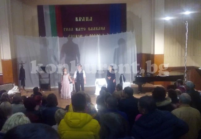 Кмет събра елита на театър