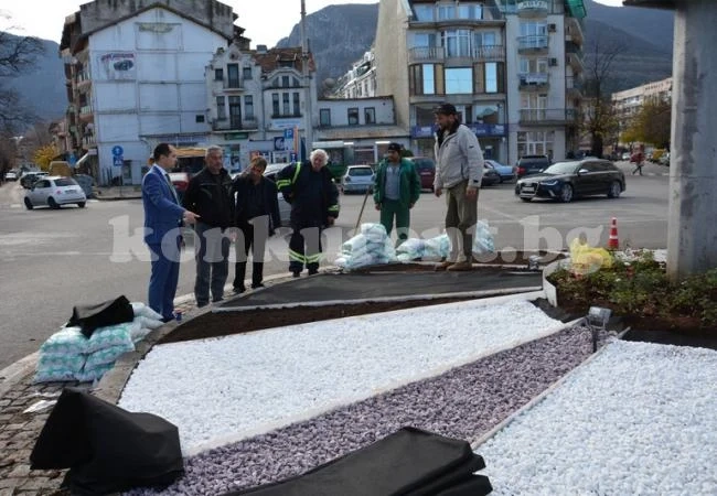 Мраморни камъчета красят кръговото на площад „Св. Софроний Врачански“