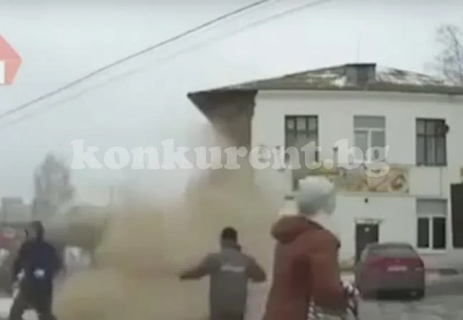 Сграда рухна за секунди без видима причина (ВИДЕО)