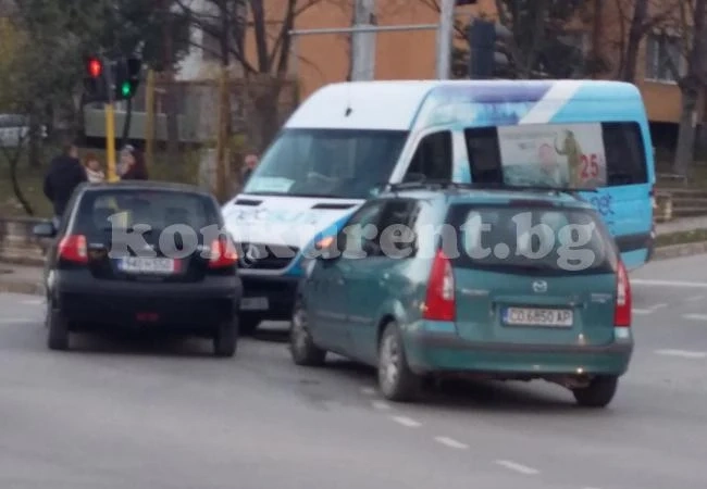 Катастрофа между маршрутка и две коли във Враца /СНИМКИ/