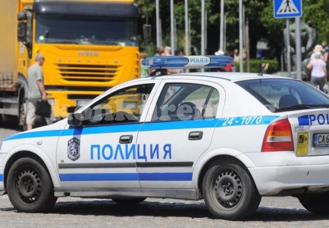 Психично болен се барикадира в училище
