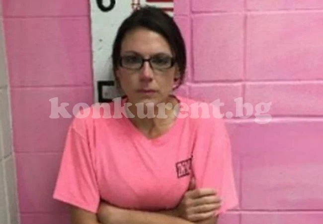 Даскалицата Никол опънала трима гимназисти, изпращала им голи снимки