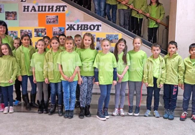 Облякоха в униформи малки ученици, родителите подкрепиха инициативата