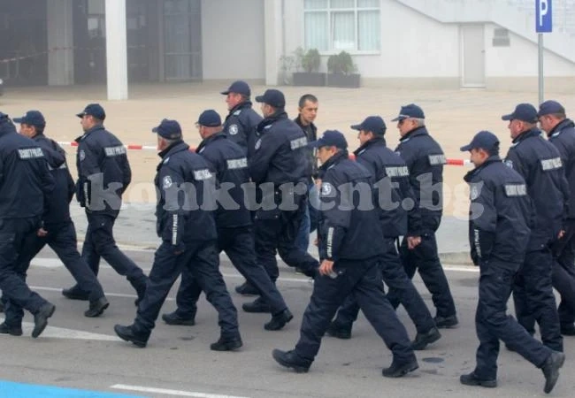Полицаите искат по-високи заплати