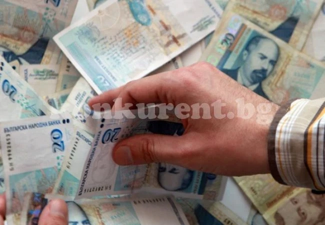 Наивен дядо хвърли от терасата си 6 бона на мнимо ченге