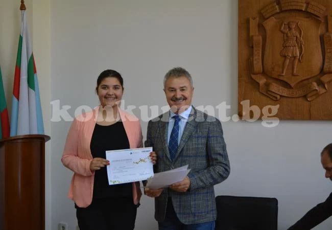 Десетокласничка седна в стола на Златко Живков