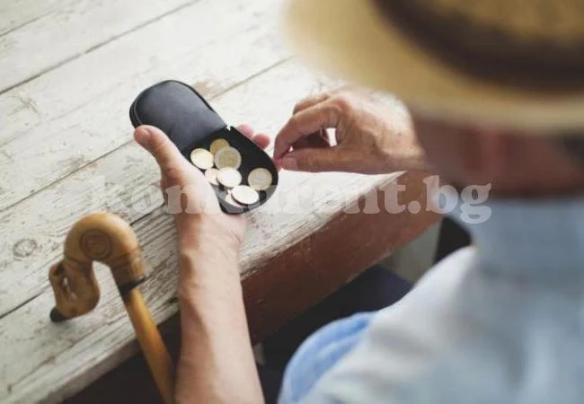 Изплащат коледната добавка към ниските пенсии заедно с парите за декември