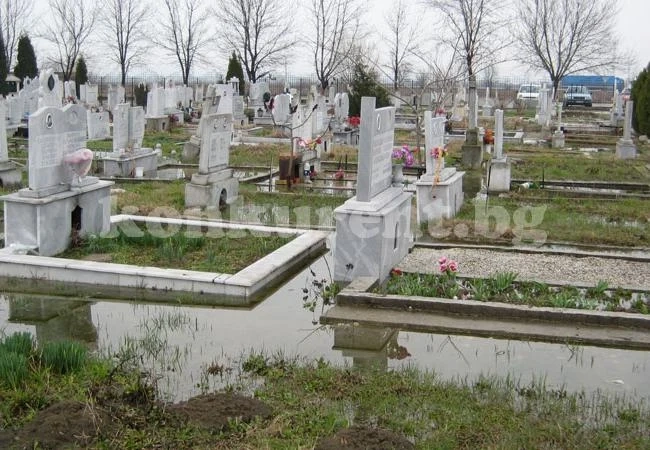 Съдят служителка заради търговия с гробни места