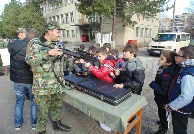 Деца влязоха в поделението