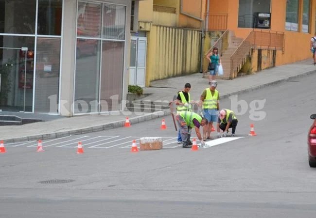 Ударно освежават пътната маркировка във Врачанско