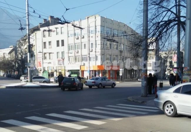 Две коли огънаха ламарини в центъра на Враца