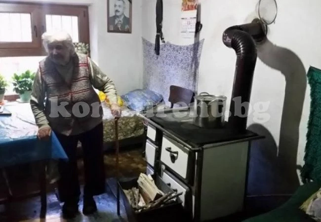 Майка и син крепят цяло село от закриване