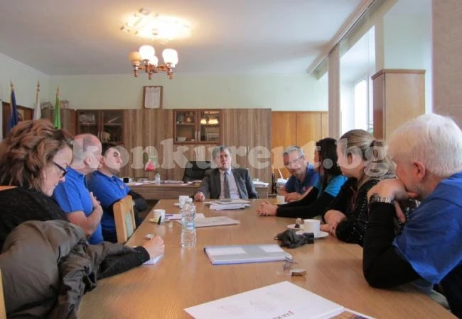 Англичани носят коледни дарове в Берковица