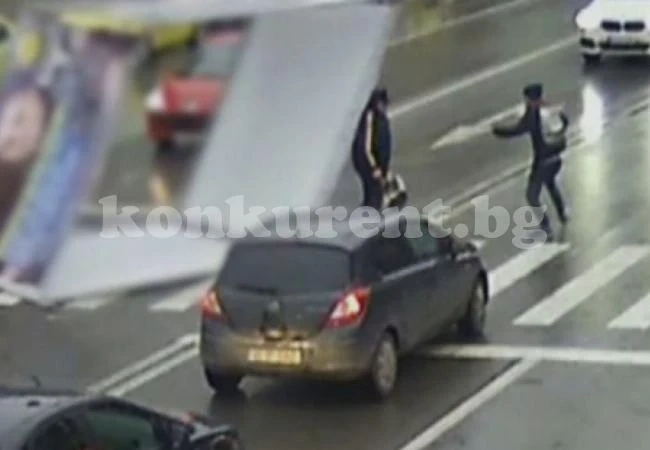 Огромен билборд смаза човек (ВИДЕО)