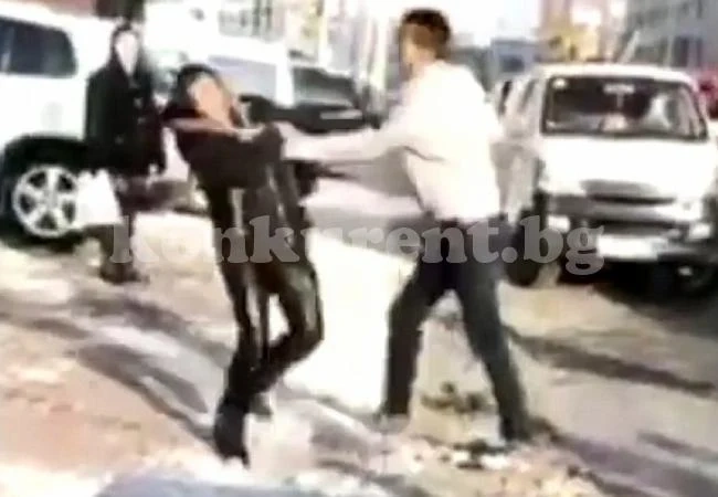 Мъж преби родителите си, защото... му купили малък апартамент (СНИМКИ/ВИДЕО 18+)