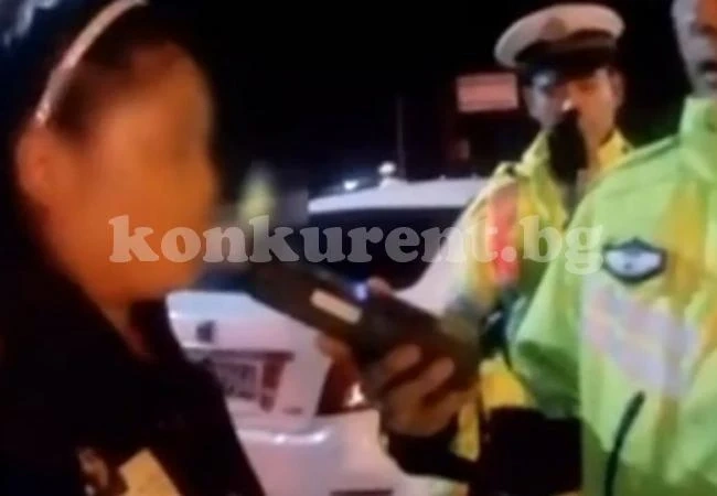 Жена се разсъблече пред пътните полицаи, опита се да избегне наказание и глоба (СНИМКИ/ВИДЕО 18+)