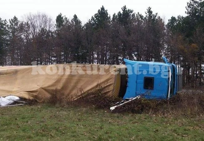Зарязаха катастрофирал ТИР в полето