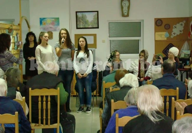 Ученици празнуваха с възрастните хора в дом „Зора“