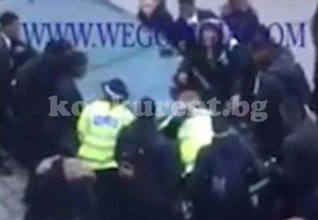 Над 30 деца нападнаха двама полицаи и ги пребиха жестоко (СНИМКИ/ВИДЕО 18+)