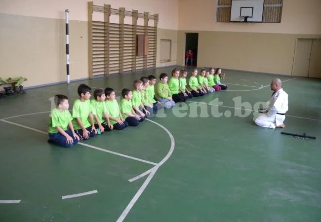 Деца в Мездра учиха техники за лична защита