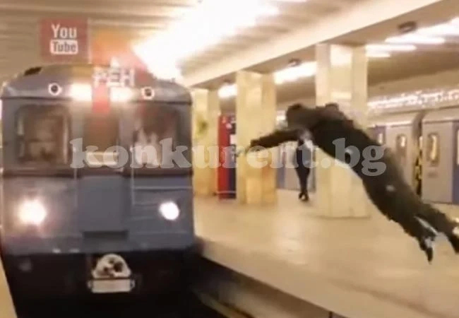 ЕКСТРЕМНО: Идиот се метна пред влака в метрото (ВИДЕО)