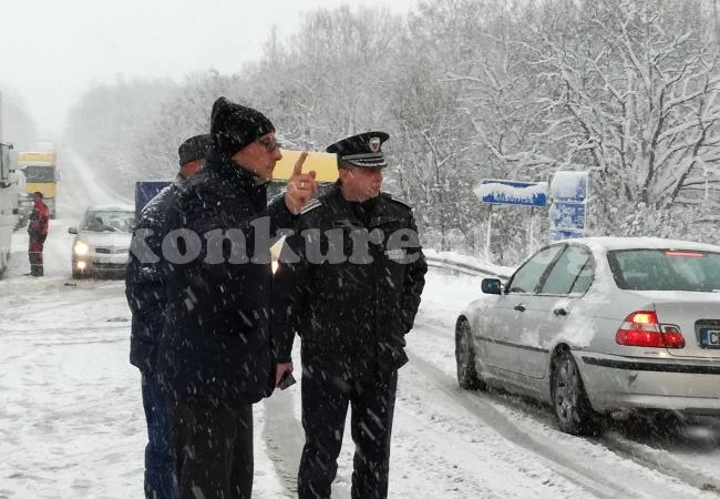Транспортен ад в Монтанско заради снега! Камион се заби в бензиностанция, бус падна в река