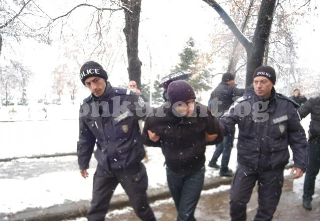 Митничари и полицаи с куче „задържаха“ наркопласьор