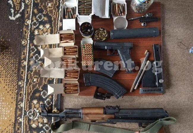 Пълна къща с оръжие, боеприпаси и цигари без бандерол разкриха ченгета от Бойчиновци