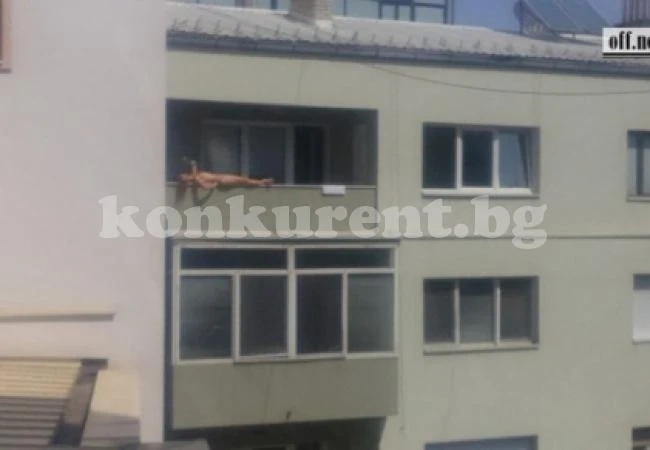 Безстрашна жена легна гола на ръба на балкон (СНИМКА 16+)