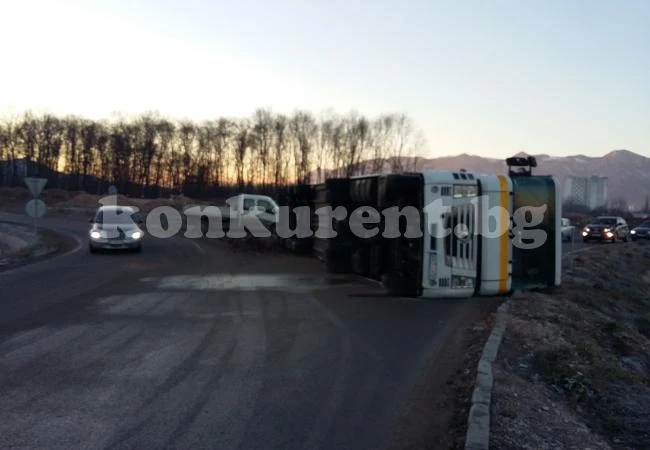Поляк обърна ТИР на кръговото край Враца /СНИМКИ/