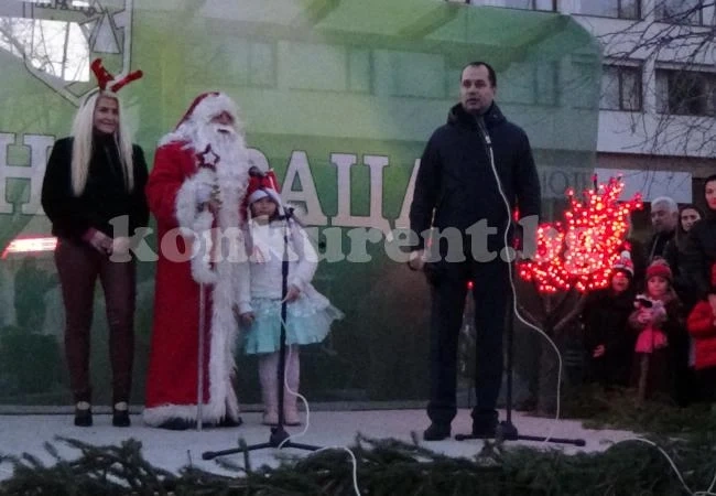Запалиха светлините на коледната елха във Враца /СНИМКИ/