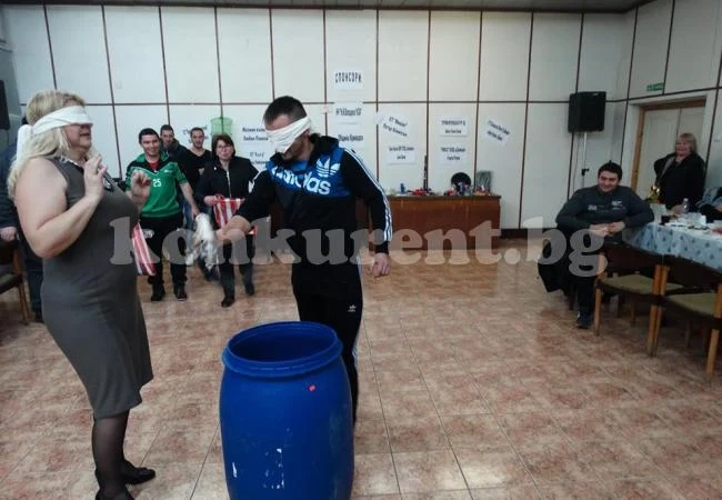 В Криводол ловиха с голи ръце шарани за празника, дадоха и 20-килограмово прасе