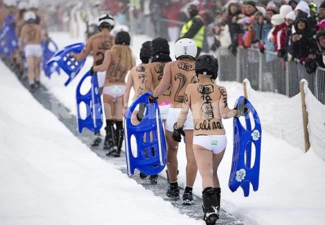ГОРЕЩИ СНИМКИ 18+ от масовото пързаляне по бикини с шейни