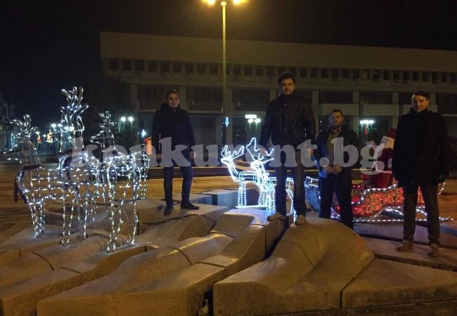 Младежите от ГЕРБ  с коледен подарък за видинчани