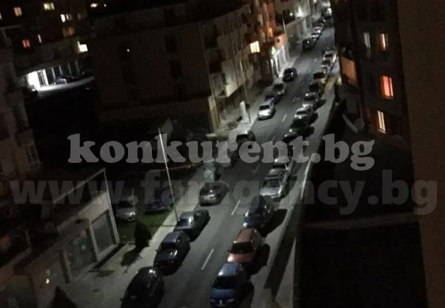 Двупосочна улица се превърна в паркинг